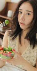 清新美眸大眼睛女生V领小碎花上衣短裤室内写真美图