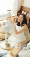 清新美眸大眼睛女生V领小碎花上衣短裤室内写真美图