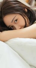 清新美眸大眼睛女生V领小碎花上衣短裤室内写真美图