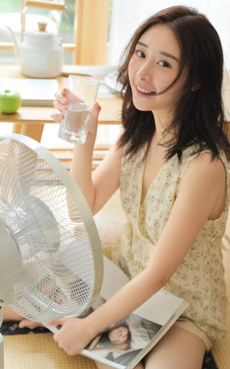 清新美眸大眼睛女生V领小碎花上衣短裤室内写真美图