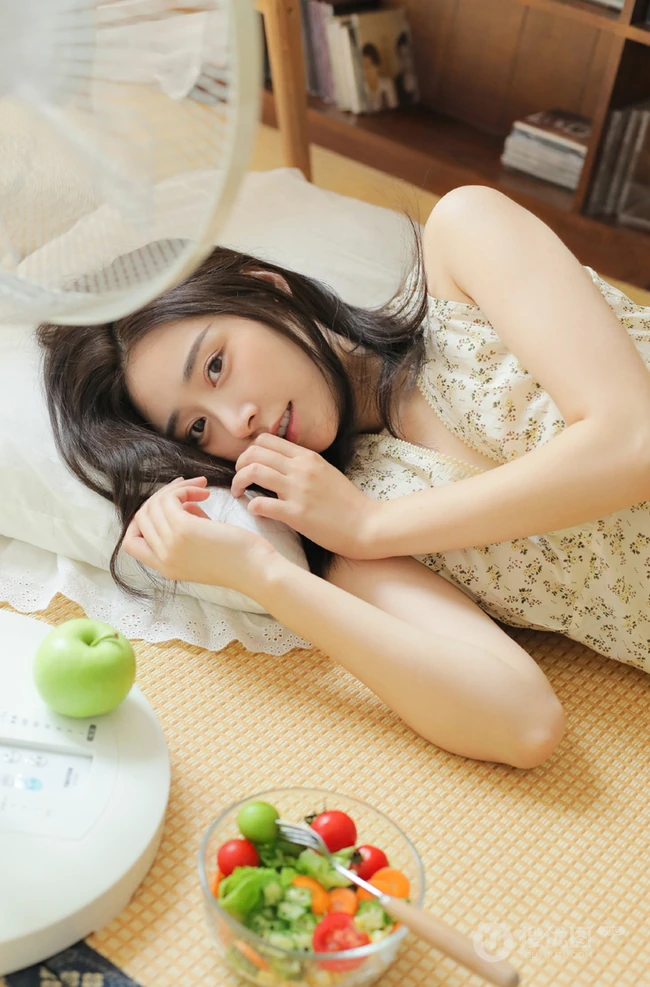 清新美眸大眼睛女生V领小碎花上衣短裤室内写真美图