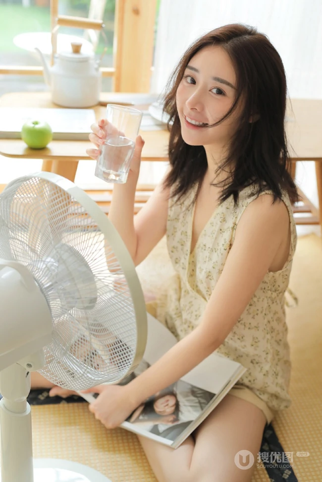 清新美眸大眼睛女生V领小碎花上衣短裤室内写真美图