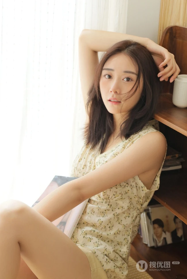 清新美眸大眼睛女生V领小碎花上衣短裤室内写真美图