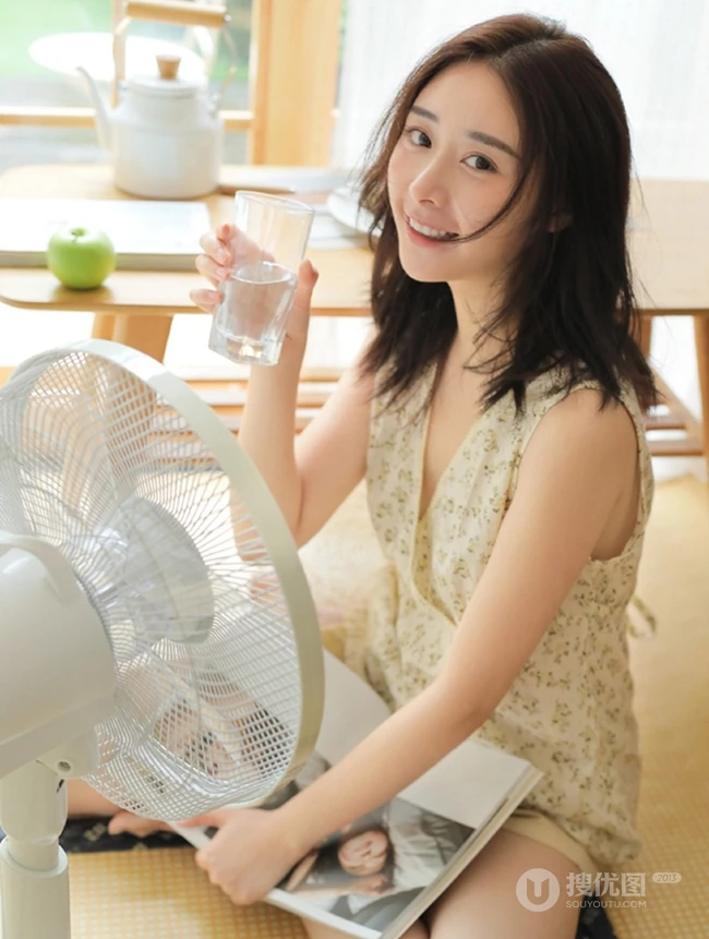 清新美眸大眼睛女生V领小碎花上衣短裤室内写真美图