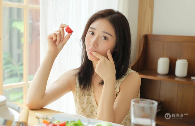 清新美眸大眼睛女生V领小碎花上衣短裤室内写真美图