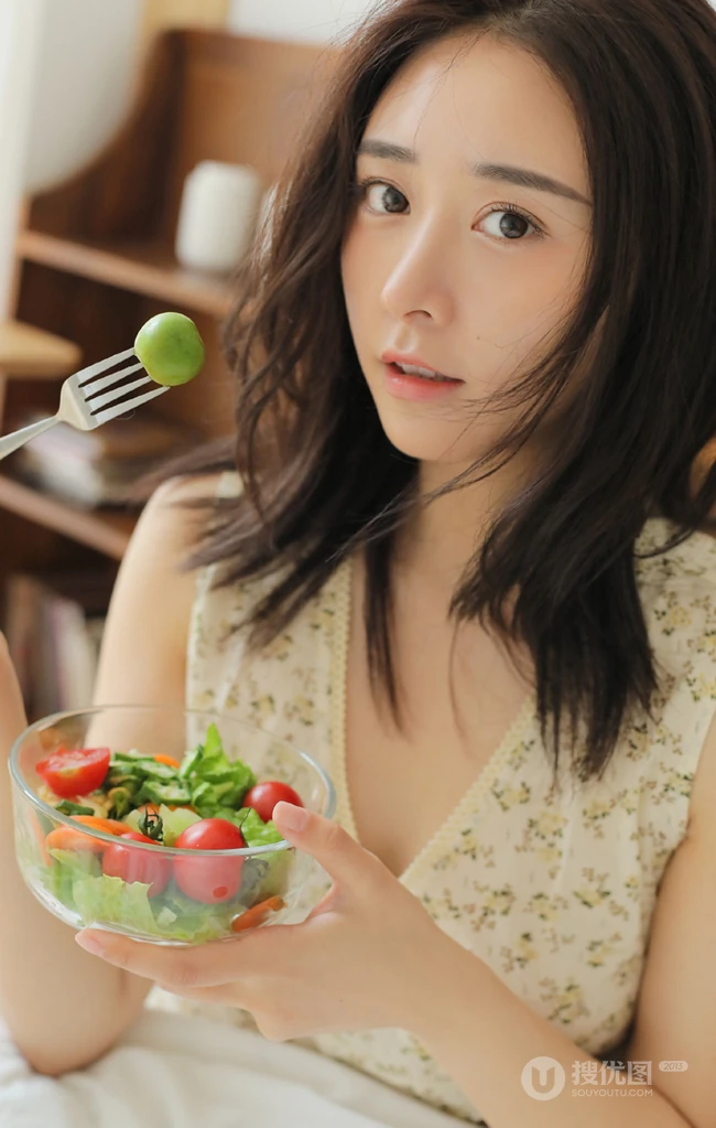 清新美眸大眼睛女生V领小碎花上衣短裤室内写真美图