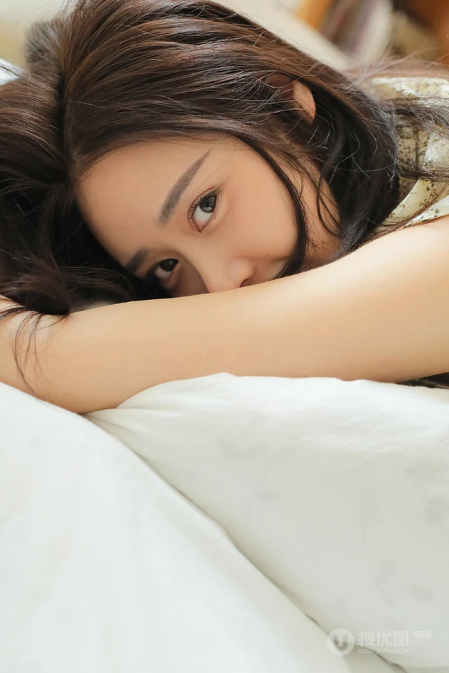 清新美眸大眼睛女生V领小碎花上衣短裤室内写真美图