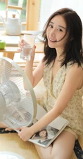 清新美眸大眼睛女生V领小碎花上衣短裤室内写真美图