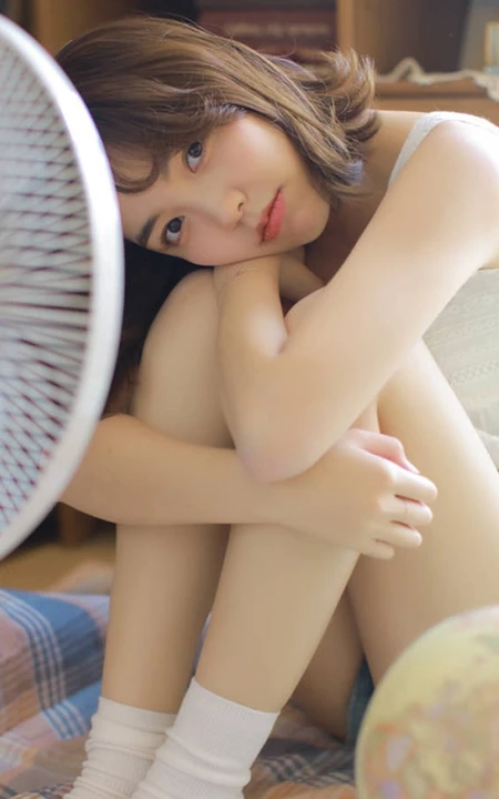 空气刘海可爱少女少女白衣短裤显气质线条感气质写真美图