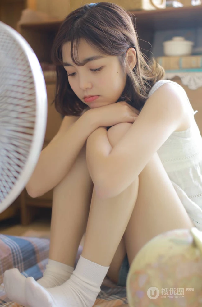 空气刘海可爱少女少女白衣短裤显气质线条感气质写真美图