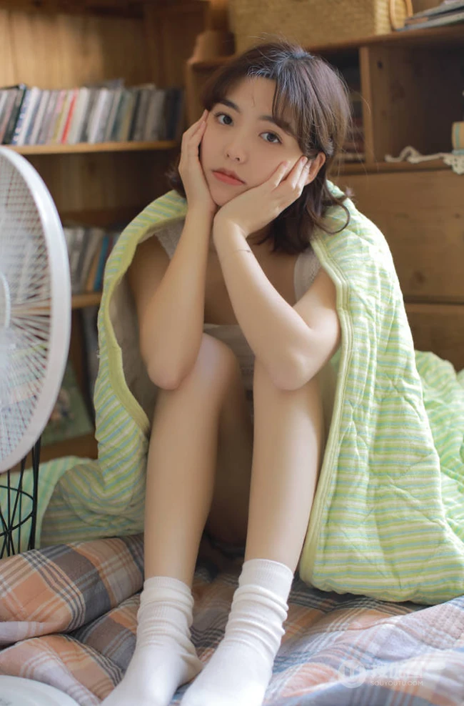 空气刘海可爱少女少女白衣短裤显气质线条感气质写真美图