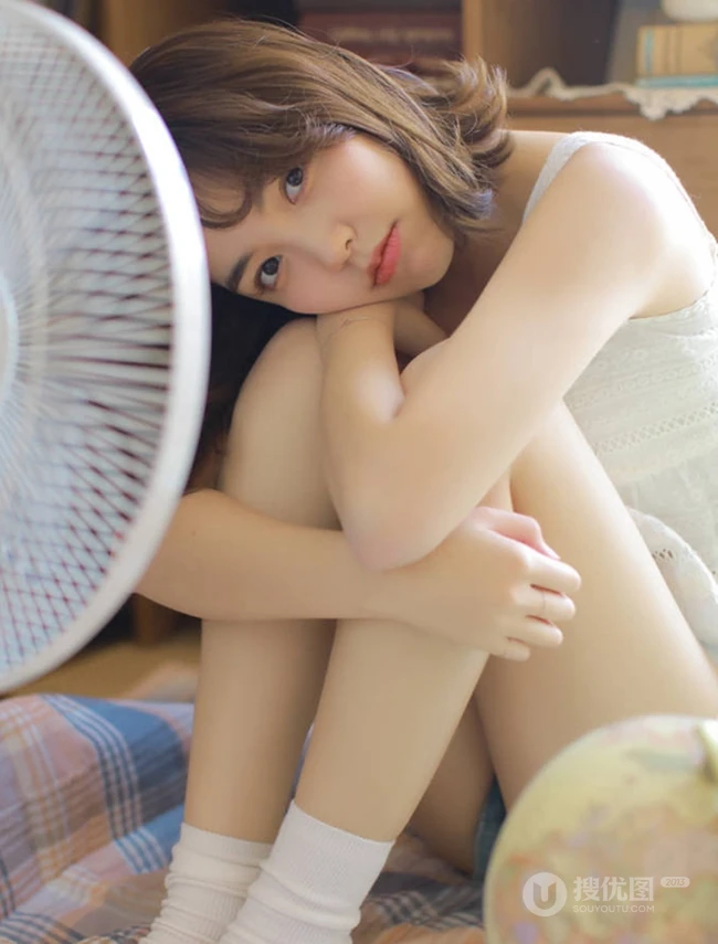 空气刘海可爱少女少女白衣短裤显气质线条感气质写真美图