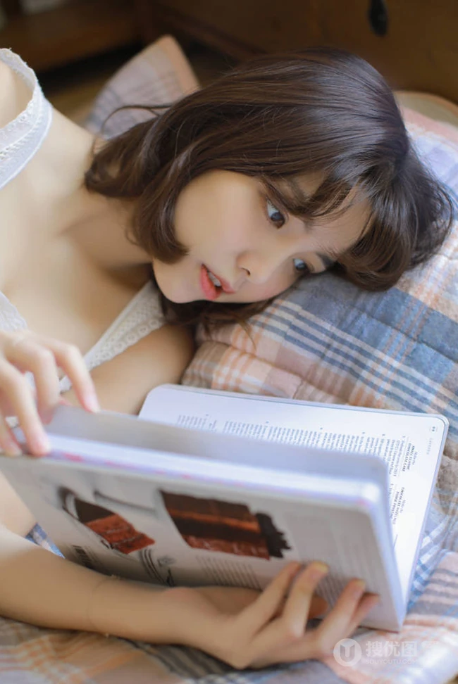 空气刘海可爱少女少女白衣短裤显气质线条感气质写真美图
