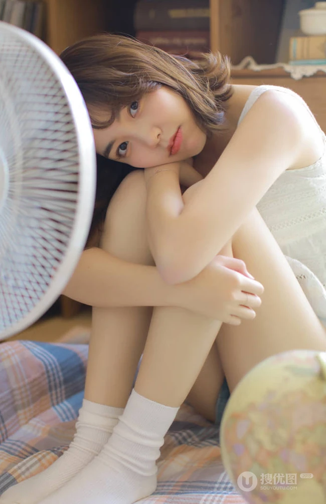空气刘海可爱少女少女白衣短裤显气质线条感气质写真美图
