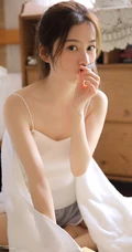 带酒窝的可爱俏丽小萌妹，肩带白衣短裙休闲装居家调皮写真图片
