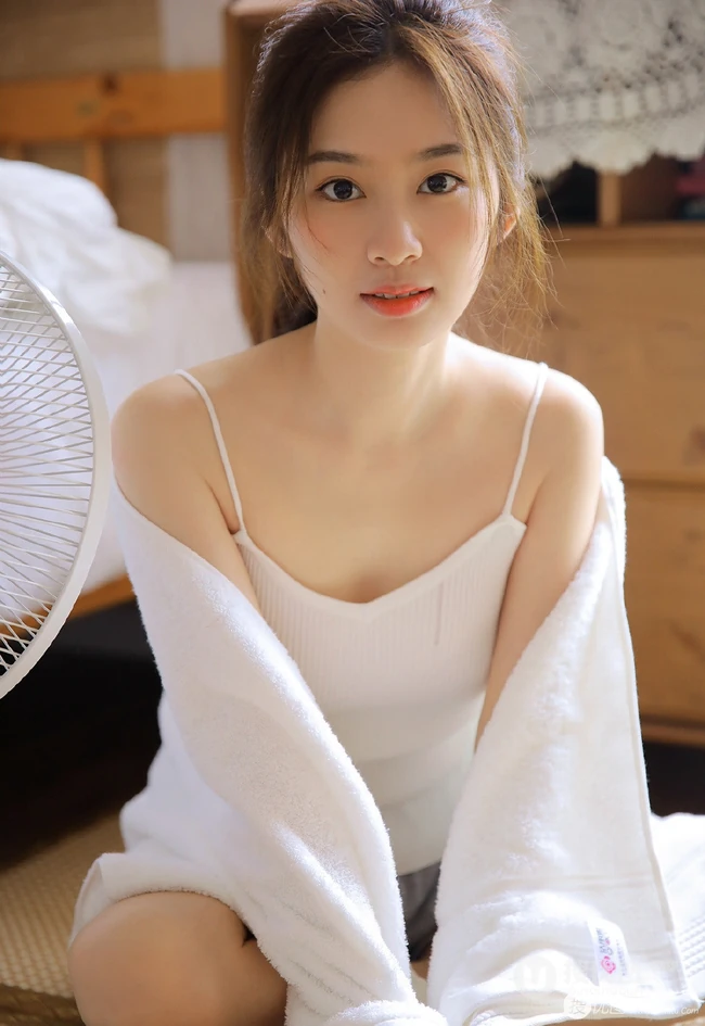 带酒窝的可爱俏丽小萌妹，肩带白衣短裙休闲装居家调皮写真图片