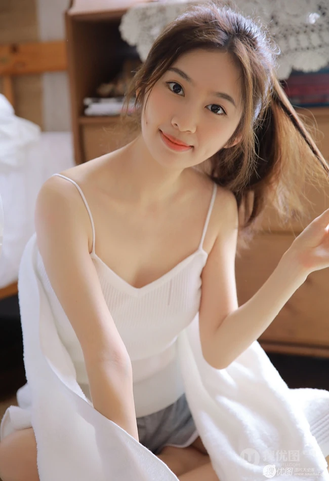 带酒窝的可爱俏丽小萌妹，肩带白衣短裙休闲装居家调皮写真图片