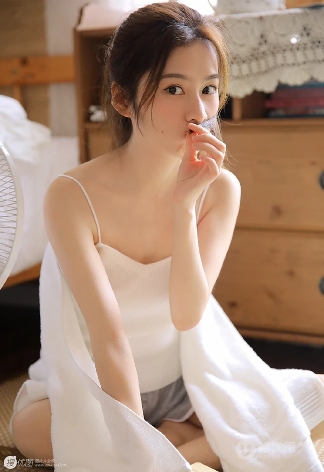 带酒窝的可爱俏丽小萌妹，肩带白衣短裙休闲装居家调皮写真图片
