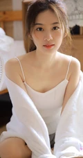 带酒窝的可爱俏丽小萌妹，肩带白衣短裙休闲装居家调皮写真图片