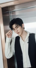 蔡徐坤帅气金丝边眼镜造型出镜，白衬衫搭黑背心尽显斯文雅痞范