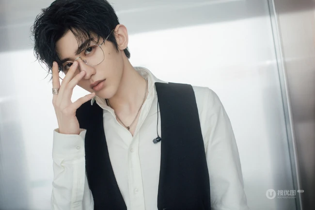 蔡徐坤帅气金丝边眼镜造型出镜，白衬衫搭黑背心尽显斯文雅痞范