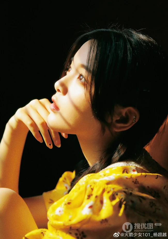 杨超越微博晒清新双麻花辫青涩美照，自称是那可爱的小黄花