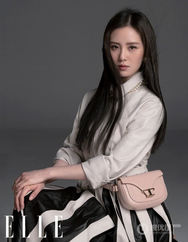 刘诗诗多套潮流个性气质穿着登《ELLE》杂志写真图片集