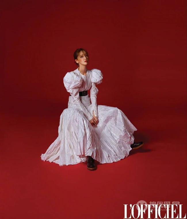 林允儿时尚个性百变《OFFICIEL》春夏画报写真图片集