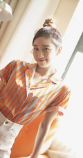 李子璇浅笑动人居家休闲装写真，竖纹衬衫搭白裤清爽利落