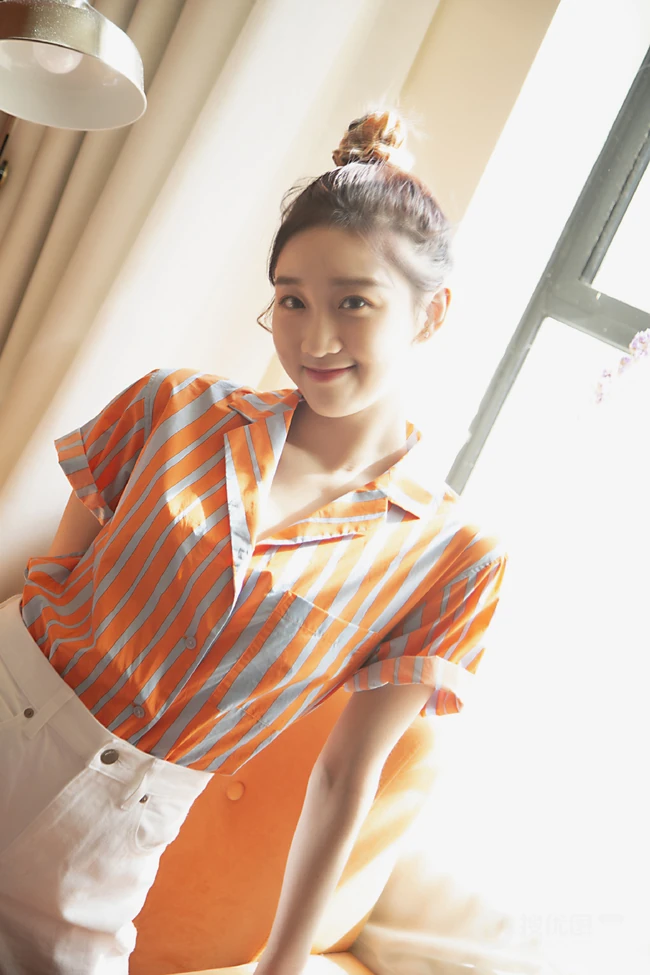 李子璇浅笑动人居家休闲装写真，竖纹衬衫搭白裤清爽利落