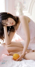 肩带粉裙短裤柠檬少女居家室内清新居家写真图片