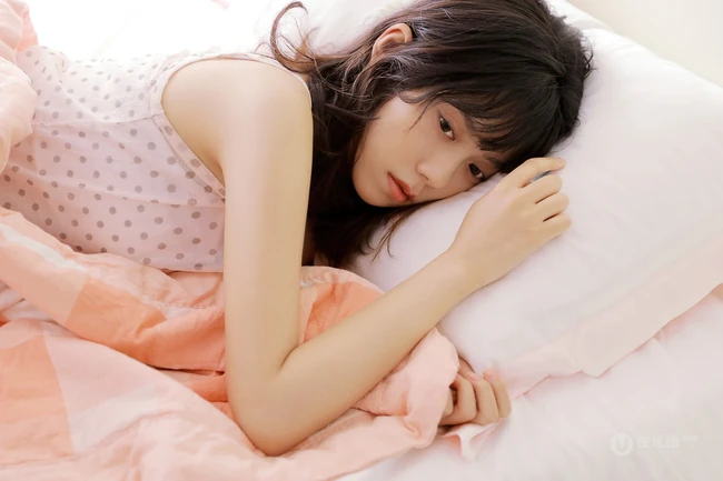 肩带粉裙短裤柠檬少女居家室内清新居家写真图片