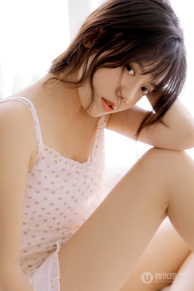 肩带粉裙短裤柠檬少女居家室内清新居家写真图片