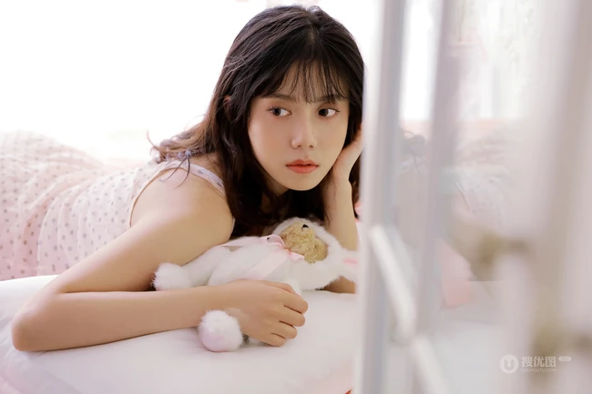 肩带粉裙短裤柠檬少女居家室内清新居家写真图片