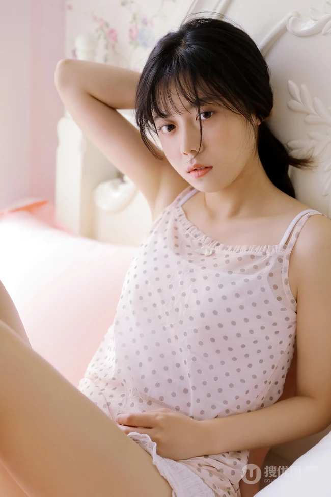 肩带粉裙短裤柠檬少女居家室内清新居家写真图片