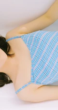 蓝衣肩带泳装家居服短裤女生居家浴缸吸睛写真图片