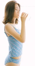 蓝衣肩带泳装家居服短裤女生居家浴缸吸睛写真图片