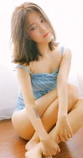 蓝衣肩带泳装家居服短裤女生居家浴缸吸睛写真图片
