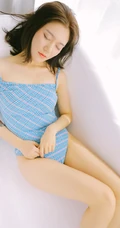 蓝衣肩带泳装家居服短裤女生居家浴缸吸睛写真图片