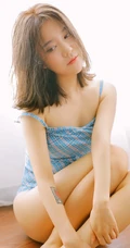 蓝衣肩带泳装家居服短裤女生居家浴缸吸睛写真图片
