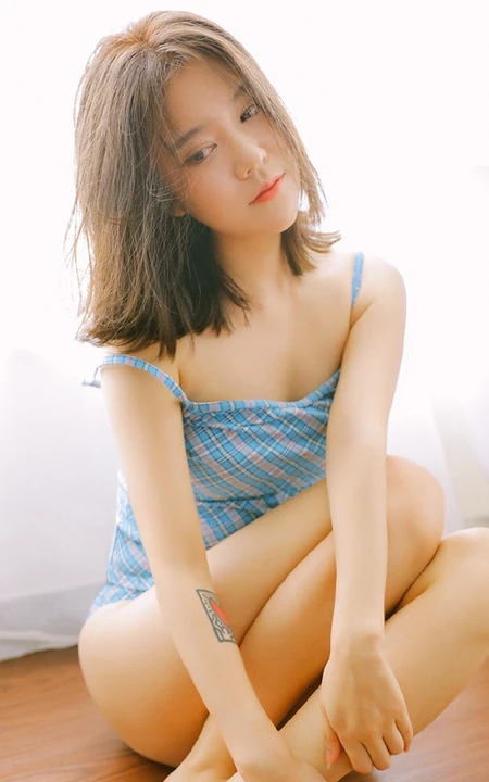 蓝衣肩带泳装家居服短裤女生居家浴缸吸睛写真图片