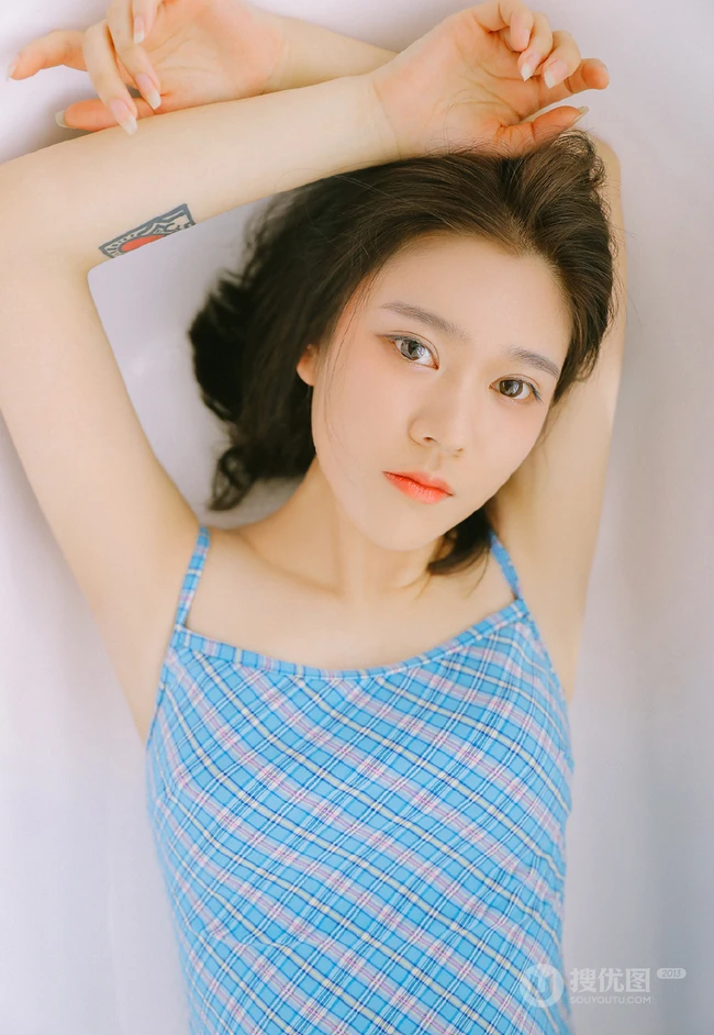 蓝衣肩带泳装家居服短裤女生居家浴缸吸睛写真图片