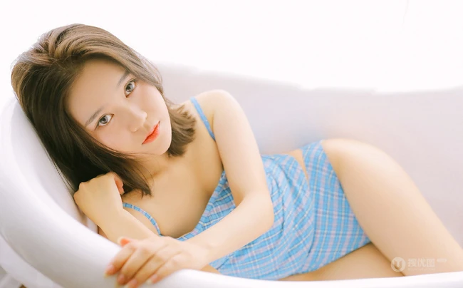 蓝衣肩带泳装家居服短裤女生居家浴缸吸睛写真图片