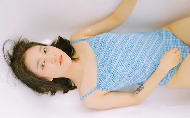 蓝衣肩带泳装家居服短裤女生居家浴缸吸睛写真图片
