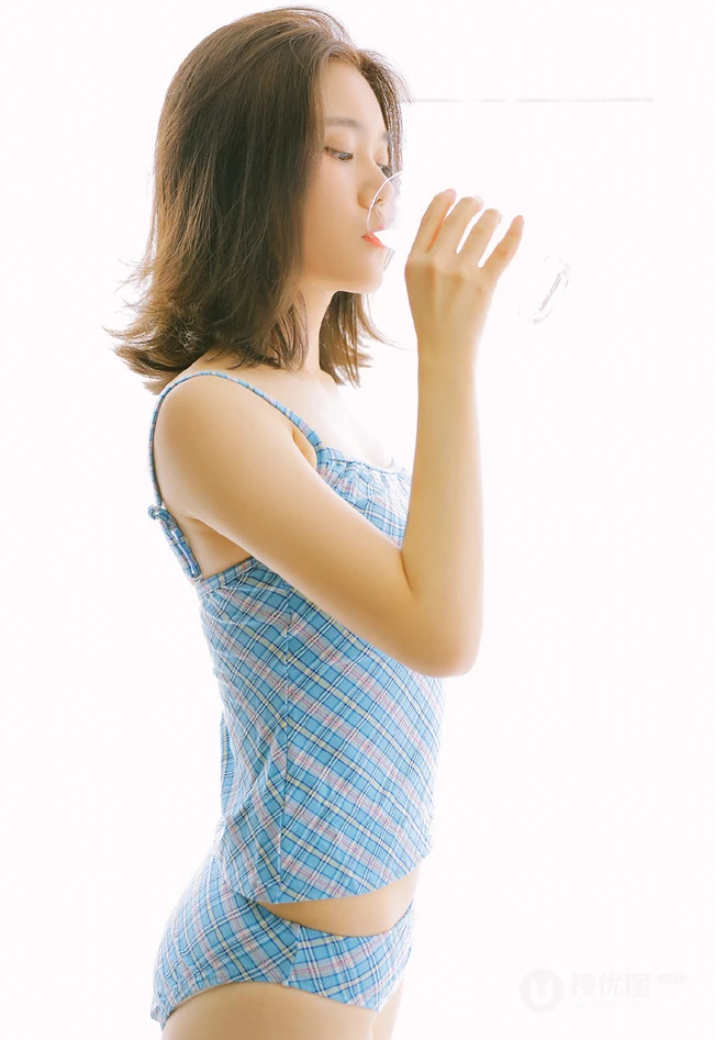 蓝衣肩带泳装家居服短裤女生居家浴缸吸睛写真图片