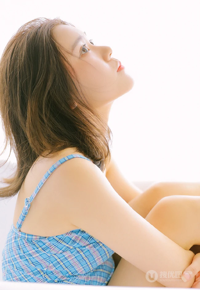 蓝衣肩带泳装家居服短裤女生居家浴缸吸睛写真图片
