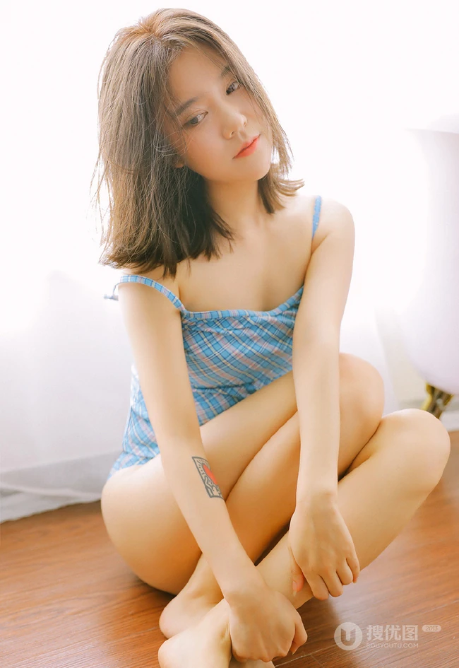 蓝衣肩带泳装家居服短裤女生居家浴缸吸睛写真图片