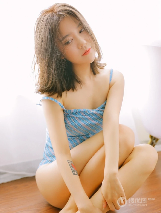 蓝衣肩带泳装家居服短裤女生居家浴缸吸睛写真图片