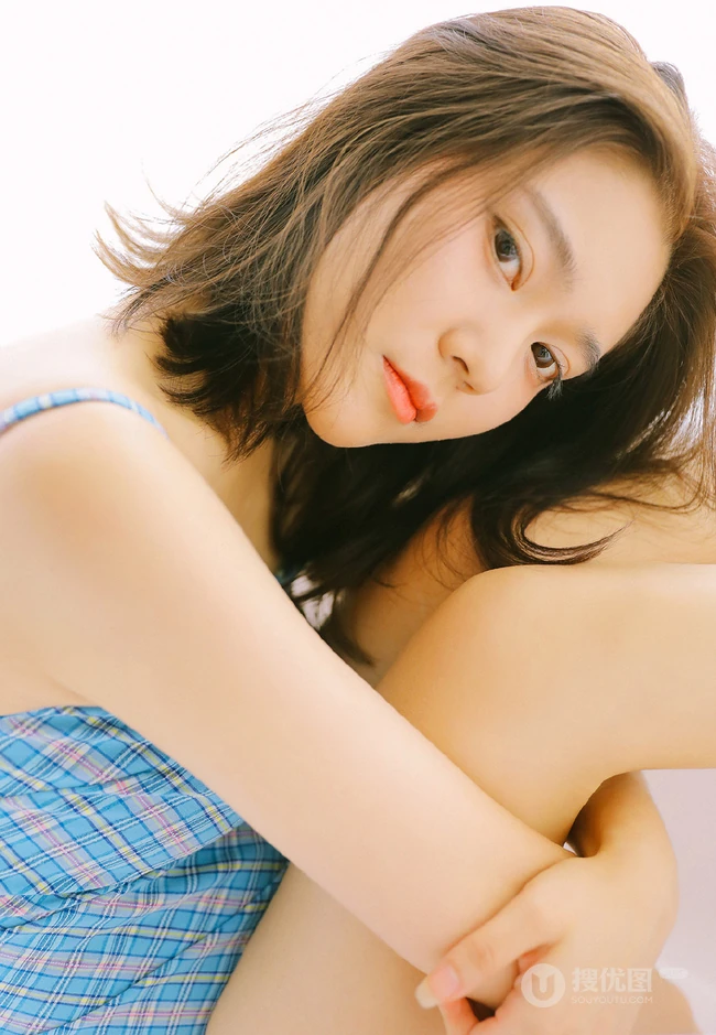 蓝衣肩带泳装家居服短裤女生居家浴缸吸睛写真图片