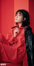 90女明星凌美仕恬静酷美写真图片，红衣套装青涩可人
